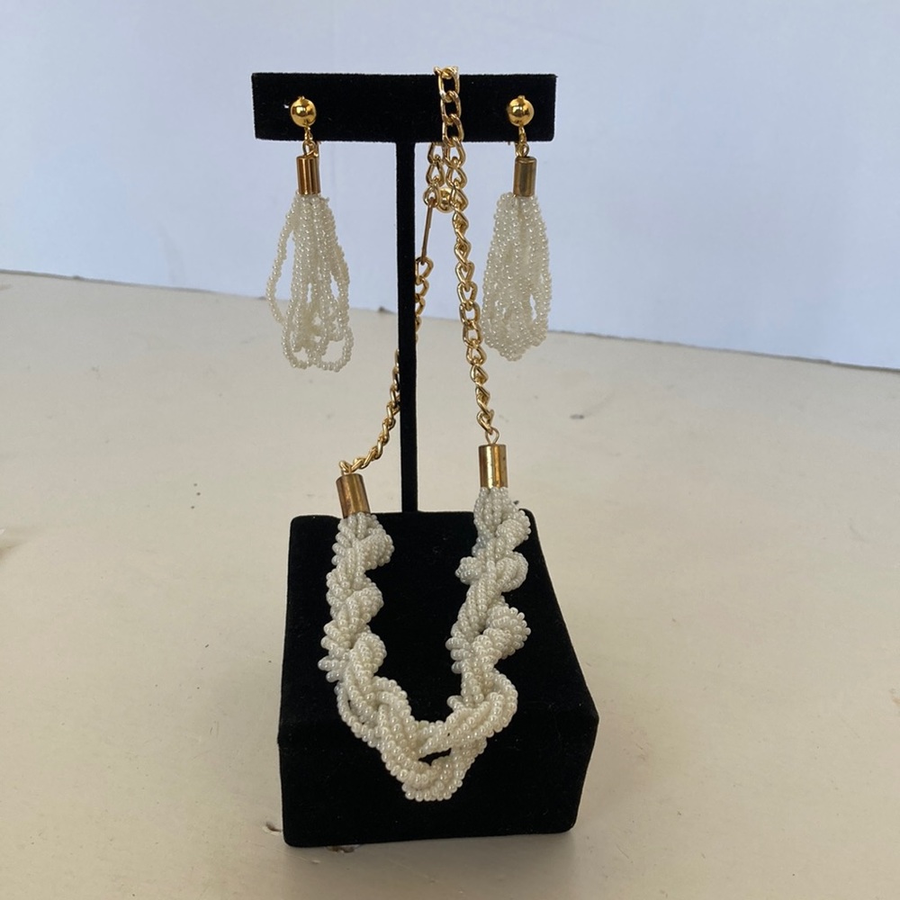 Z134 Vintage costume jewelry- 2 piece set of necklace and matching earrings.